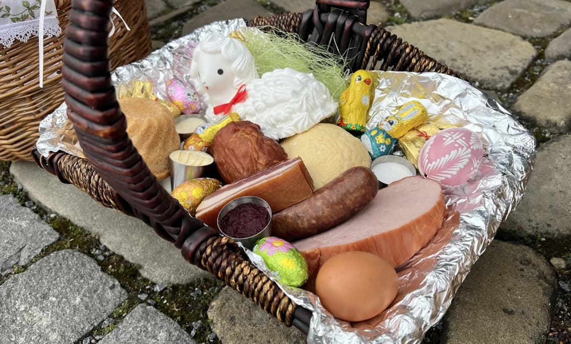 Katolíci si cez deň spomínajú na mŕtveho Krista, večer slávia veľkonočnú vigíliu