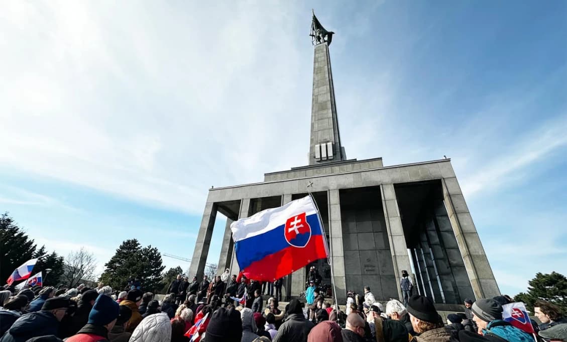 Západní diplomati odignorovali pamiatku tisícok padlých vojakov Červenej armády na Slavíne (VIDEO)