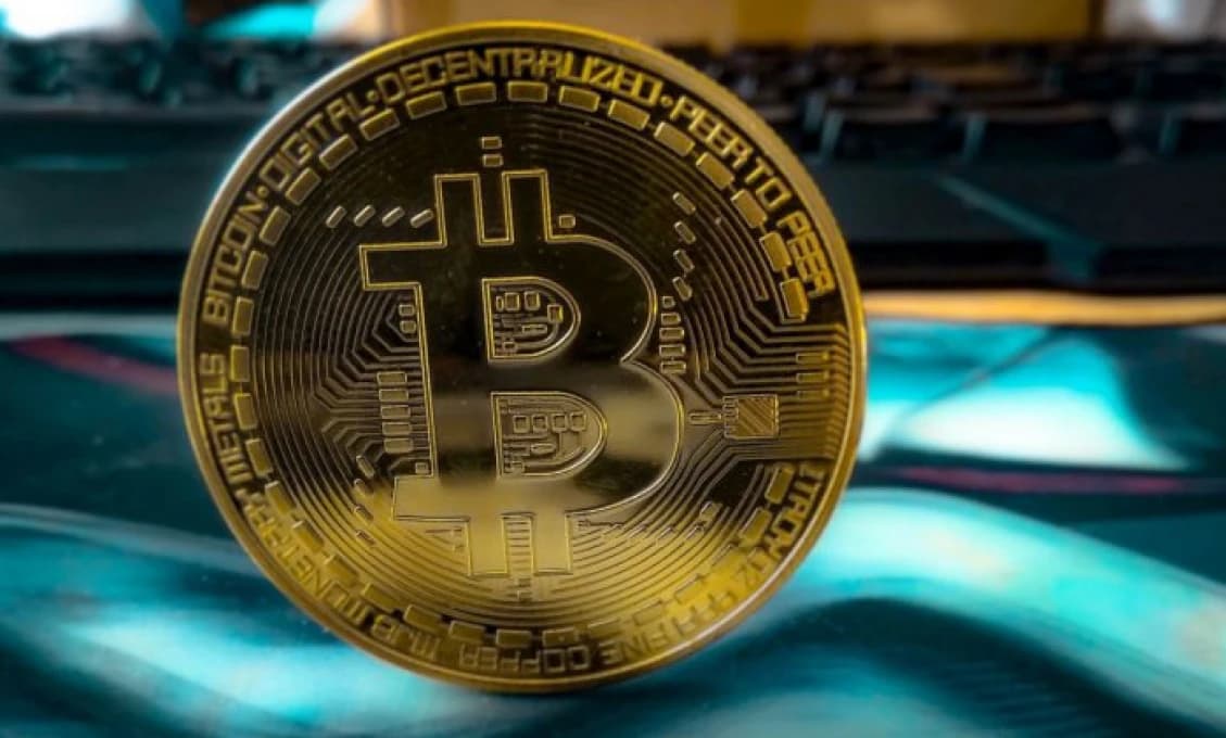 Bitcoin zaznamenal najprudší pokles za viac ako rok. Na vine je útok Iránu na Izrael