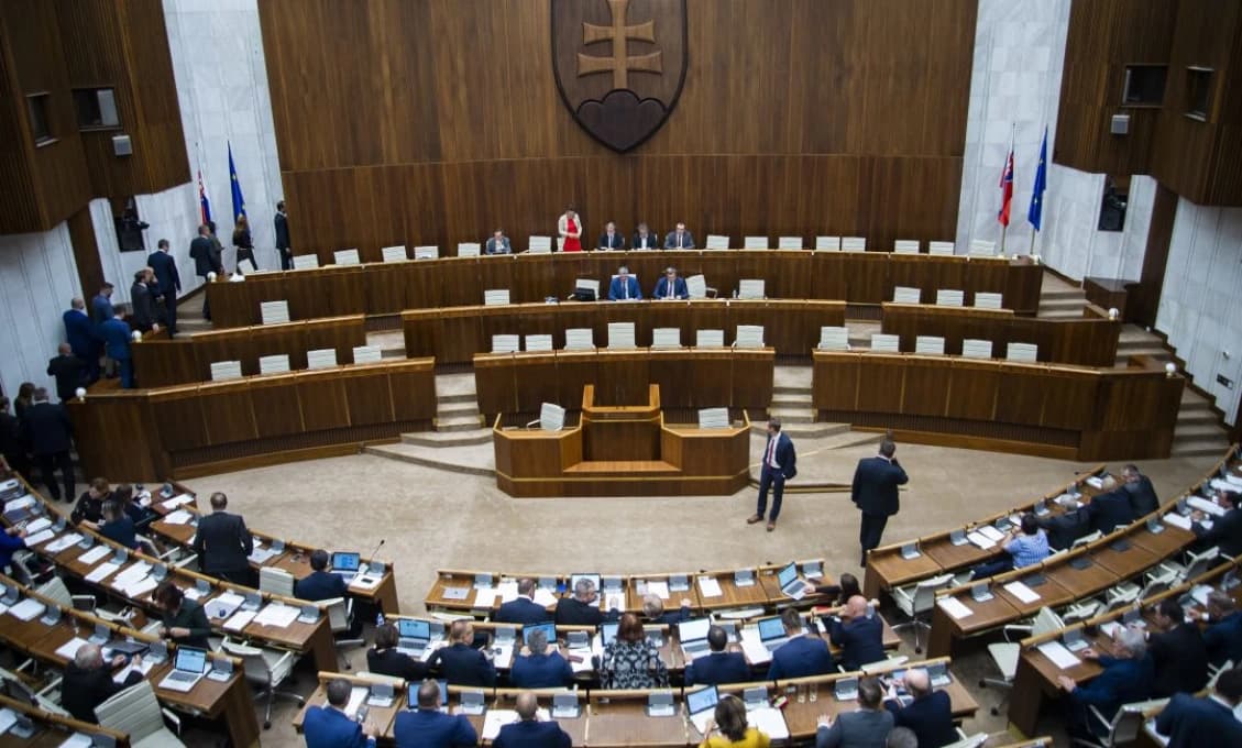 Poslanci vo štvrtok začali rokovaním o skrátených legislatívnych konaniach