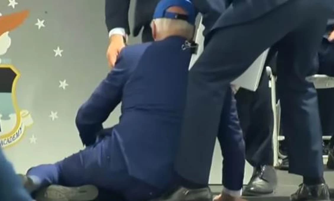 NA POPUKANIE! Biden dostal ASISTENTOV NA CHODENIE