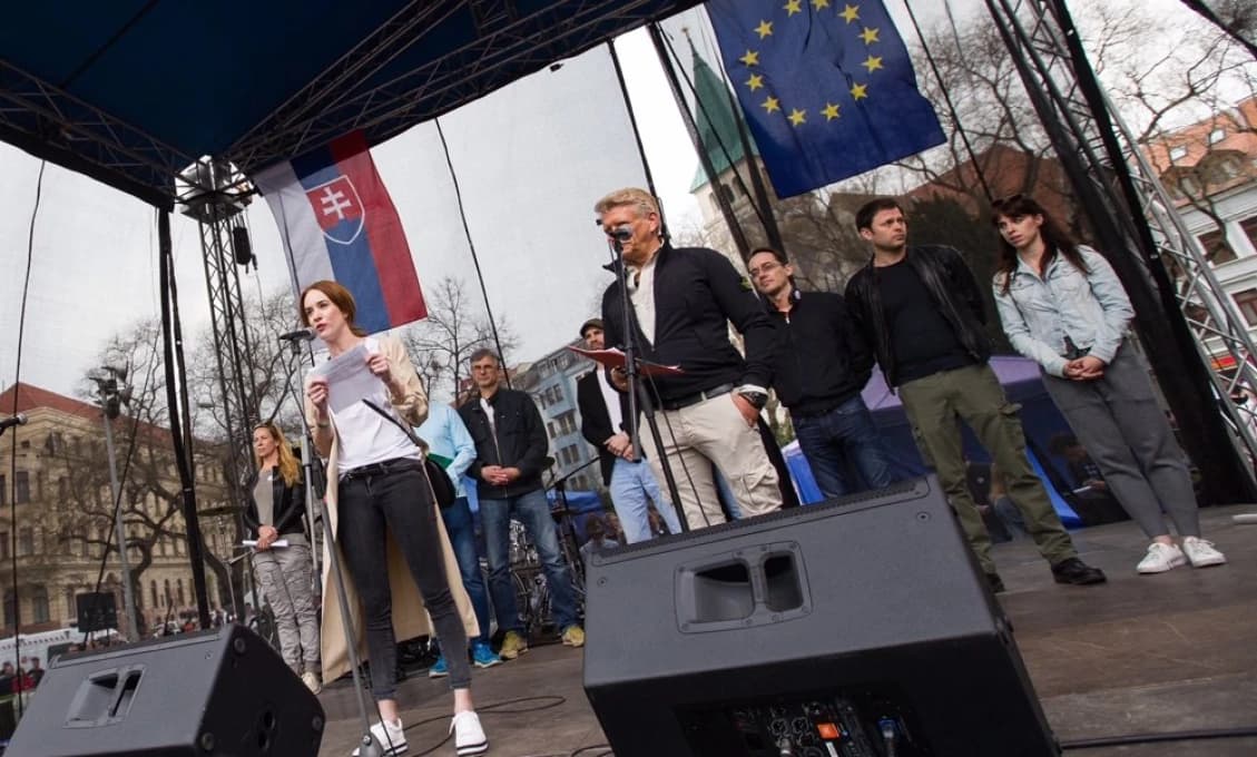 Vo vlaku z Amsterdamu do Paríža zatkli agresívneho muža kričiaceho Alláhu akbar
