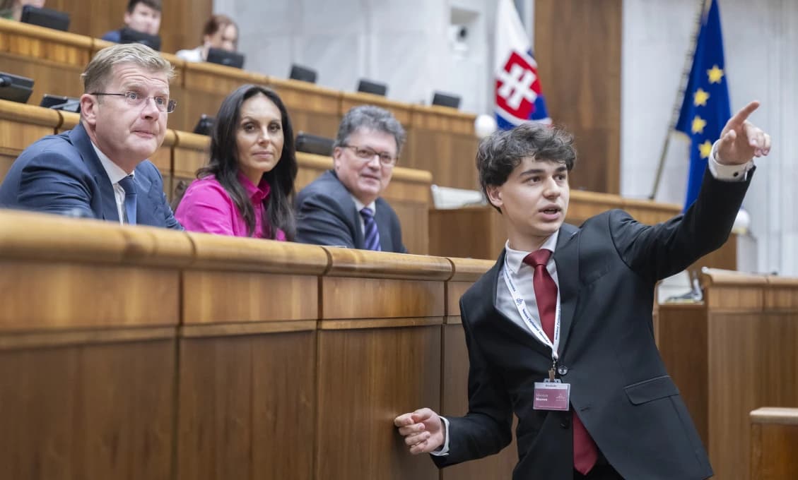 Študenti svojimi otázkami grilovali poslancov a ministrov
