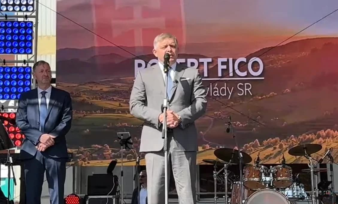 Robert Fico v Bánovciach pri stavaní mája (VIDEO)