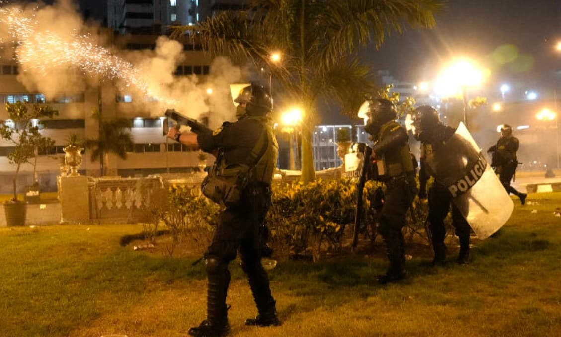 Amerika sa zbláznila! Polícia na študentov SLZNÝM PLYNOM!