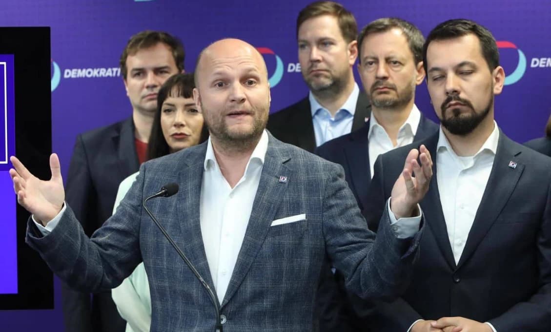 Na Demokratov a ich kampaň sa valí kritika z KAŽDEJ strany