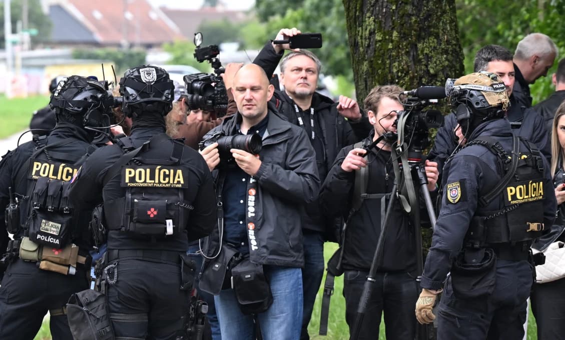 AKTUÁLNE Eskorta preváža atentátnika na súd do Pezinka (FOTO)