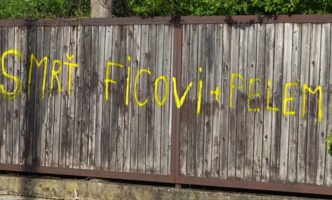 Rev zdivočenej svorky, štvúcej Fica na smrť