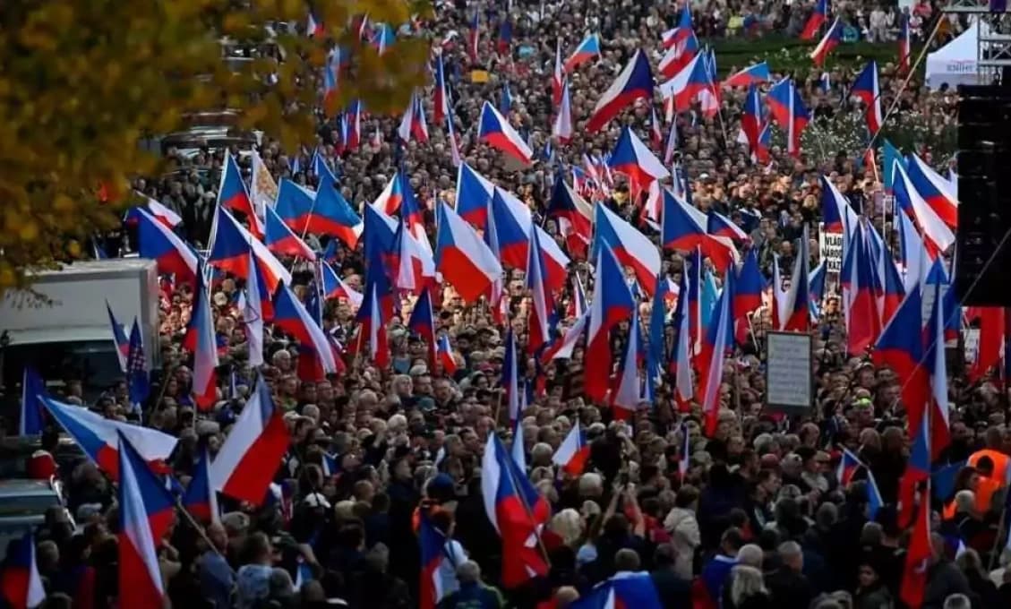 NECH ŽIJE FICO, NECH ŽIJE FICO! - skandujú davy na Václaváku (VIDEO)