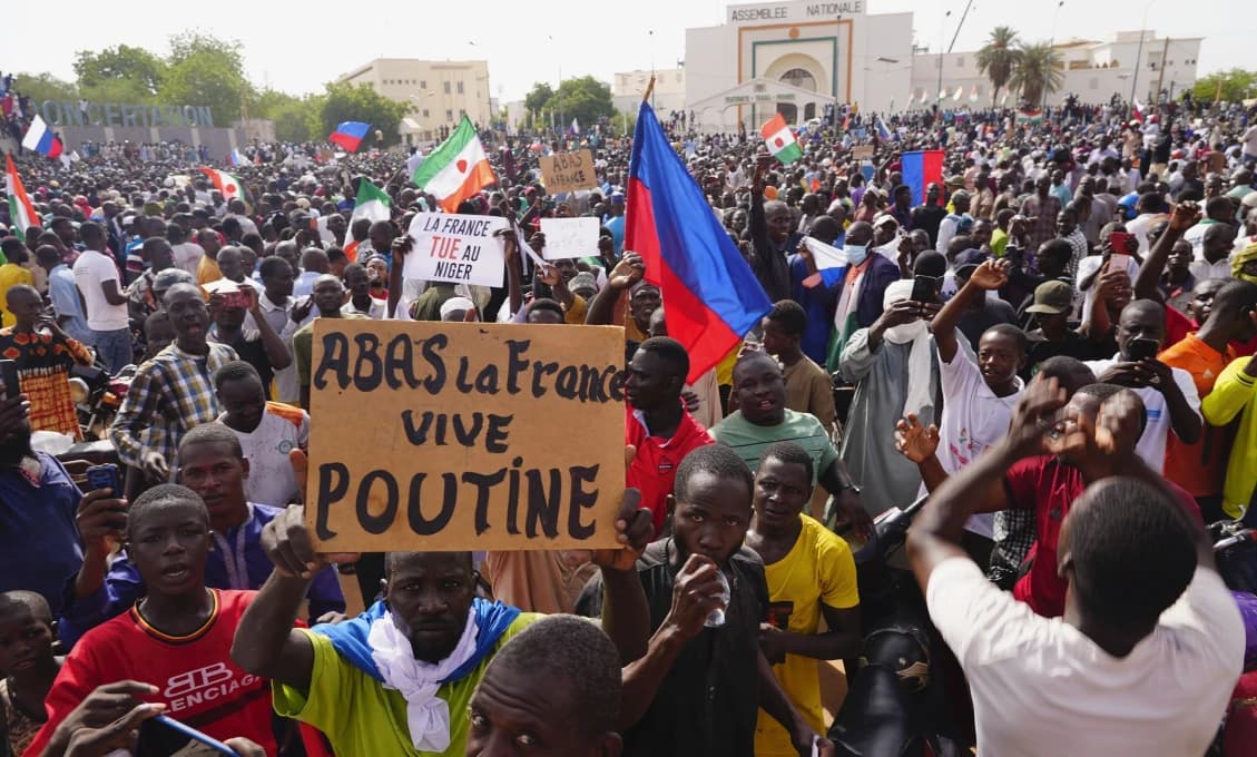 Západní kolonisti na čele s Francúzskom sú konečne vyháňaní z Afriky