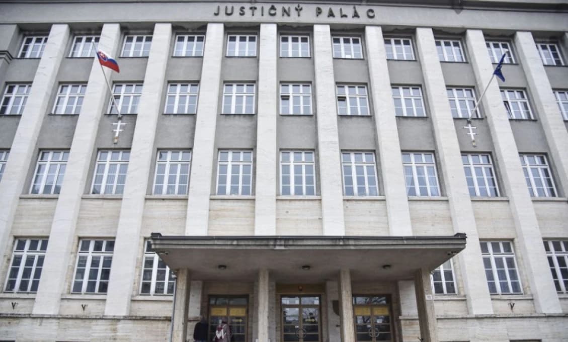 Hasiči zasahovali pri požiari v Justičnom paláci, spôsobiť ho mal väzeň
