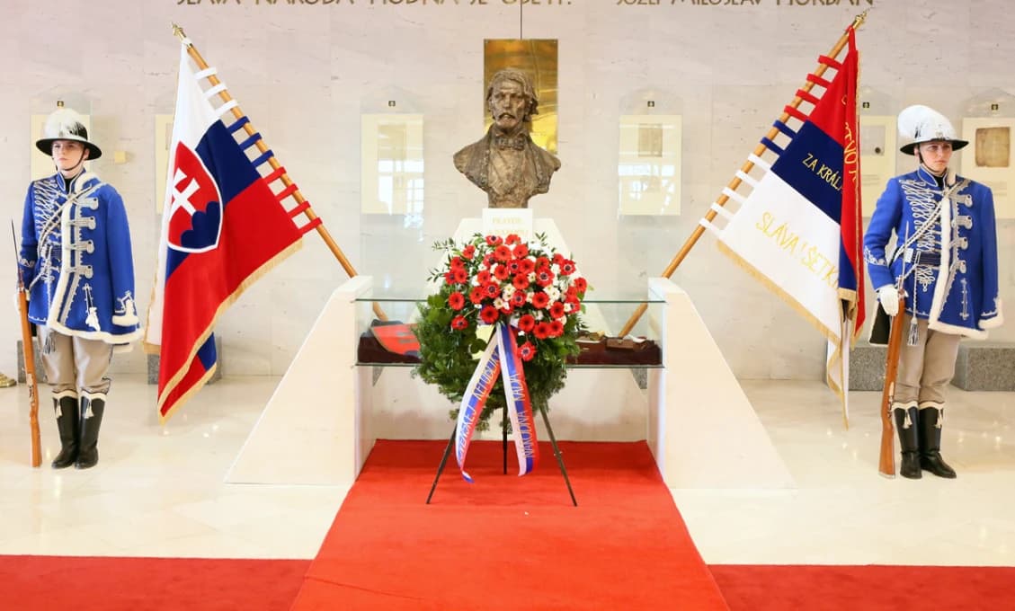 Preč s Hurbanom z foyer NR SR, šup tam s bustou Čaputovej!