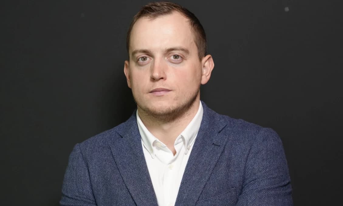 Redaktor Žďárský toľko šponoval, až sám letí (VIDEO)
