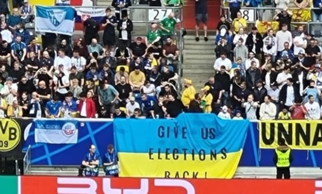 VRÁŤTE NÁM VOĽBY! Na ukrajinskej vlajke na zápase so Slovenskom. Netrvalo dlho a bola preč