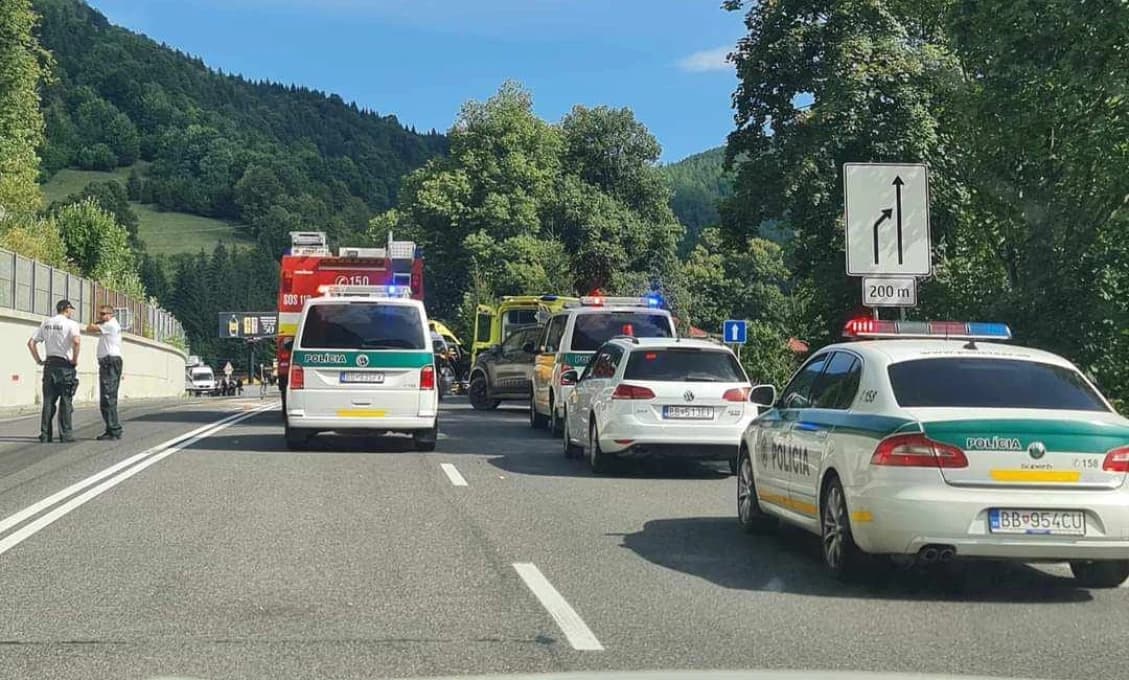 Na Donovaloch sa čelne zrazili dve dodávky, vodič poštárskej zahynul