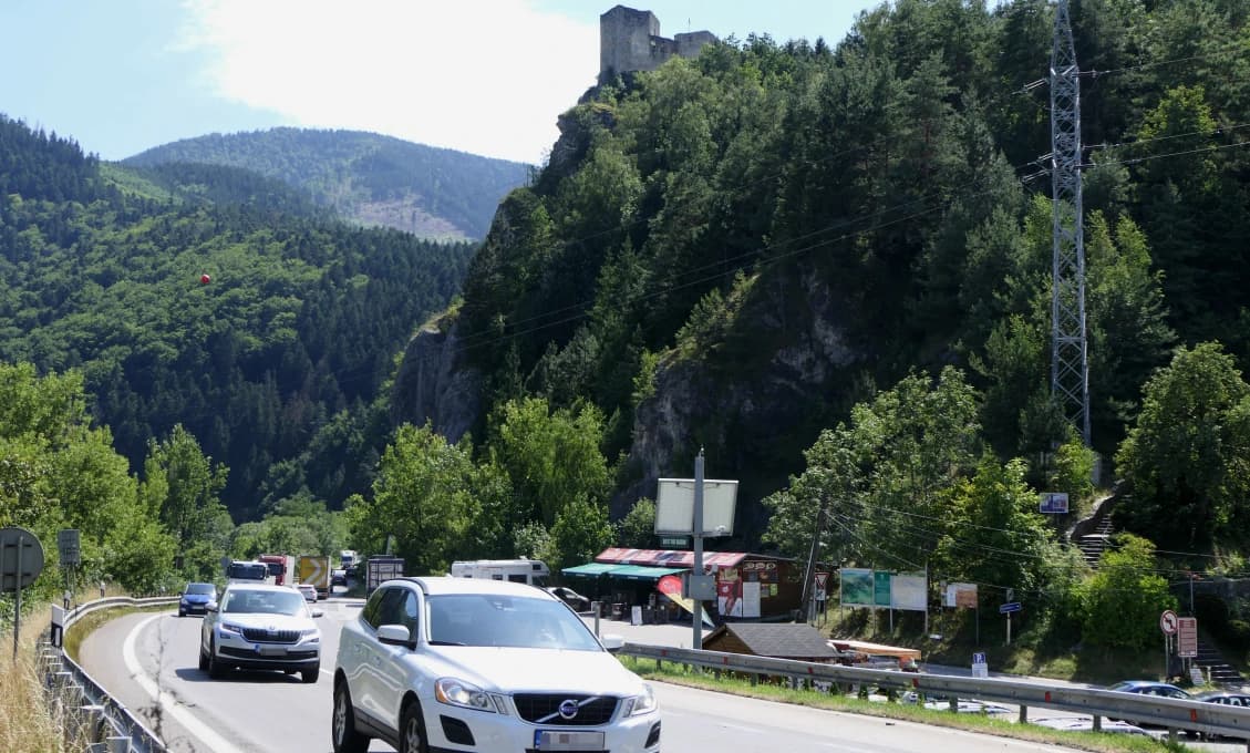 VODIČI POZOR: Cestu pri Strečne DNES popoludní UZATVORIA!