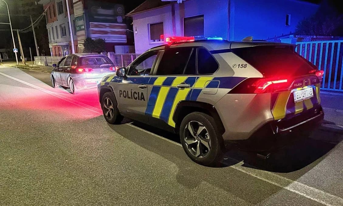 DROGY, KLAMSTVÁ A NEFUNKČNÉ SVETLÁ: NEUVERÍTE, ČO POLÍCIA NAŠLA V TOMTO AUTE!