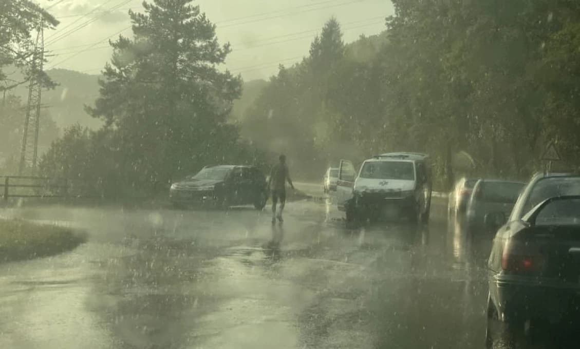 Vážna nehoda pri Dolnom Hričove! Sanitka sa zrazila s osobným autom počas búrky