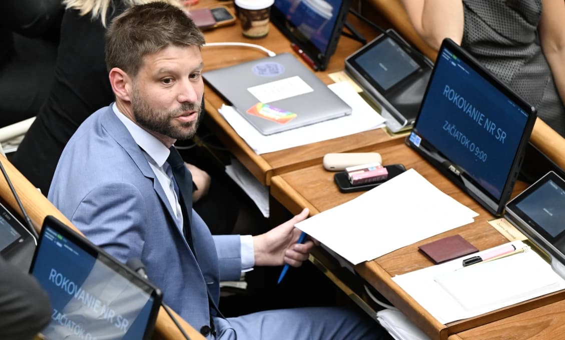 Začala sa diskusia k odvolávaniu Šimečku