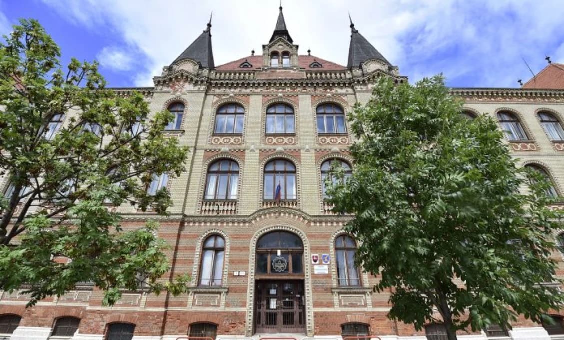 Bratislavská župa odporúča udeliť na stredných školách riaditeľské voľno