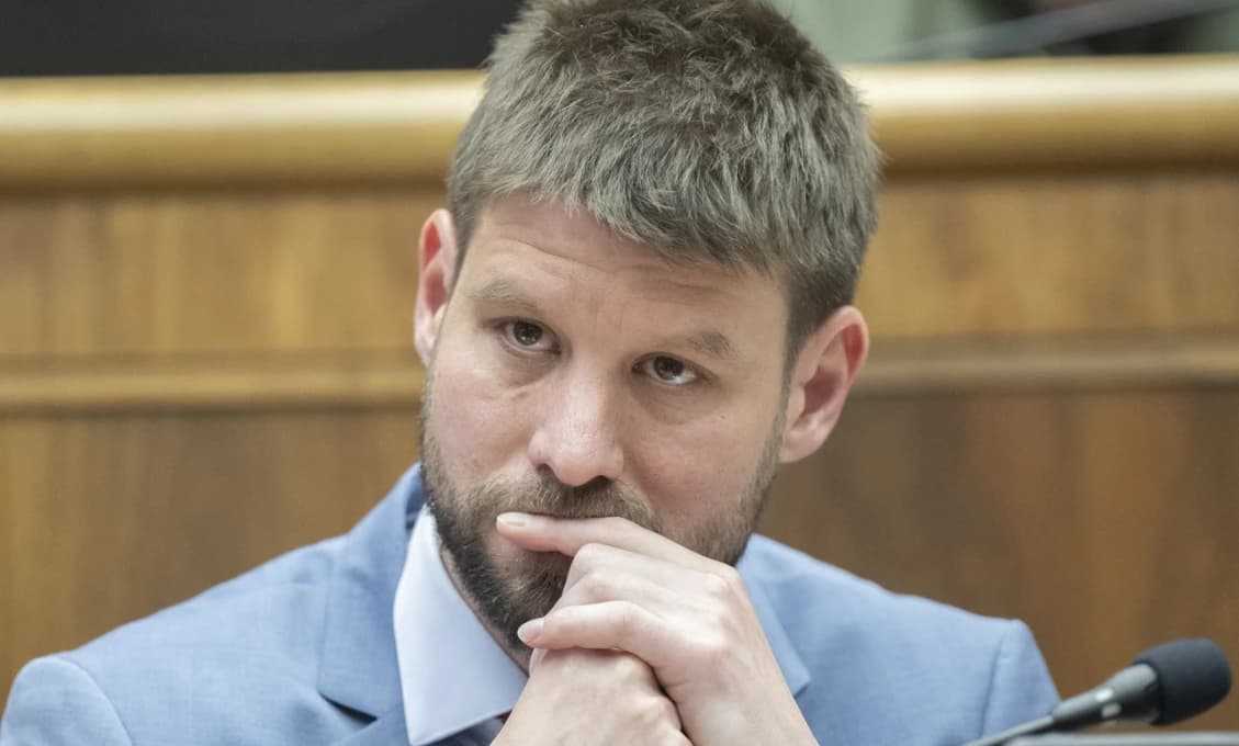 Hlas ľudu: Každý správny politik chodí s perom (len Šimečka nie)