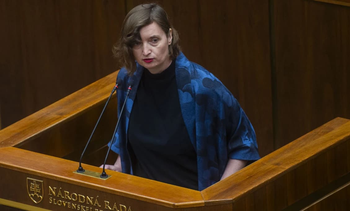 PARLAMENTNÁ TELENOVELA: Láska, nenávisť a samolepky (VIDEO)
