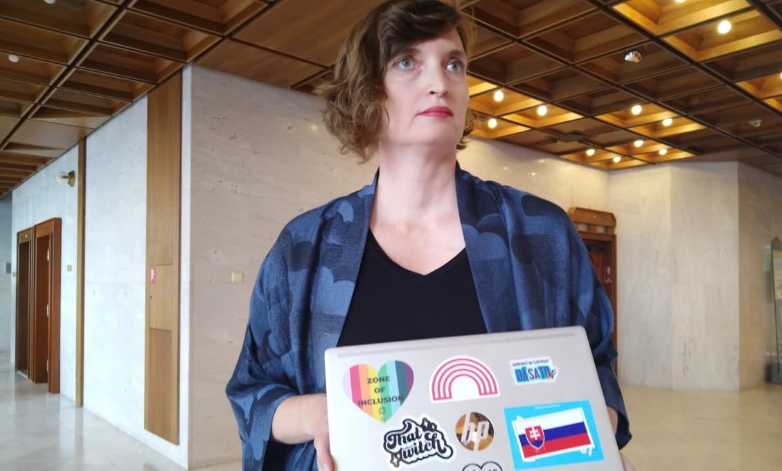 Nálepky na notebookoch poslancov v parlamente - zákaz alebo sloboda prejavu?