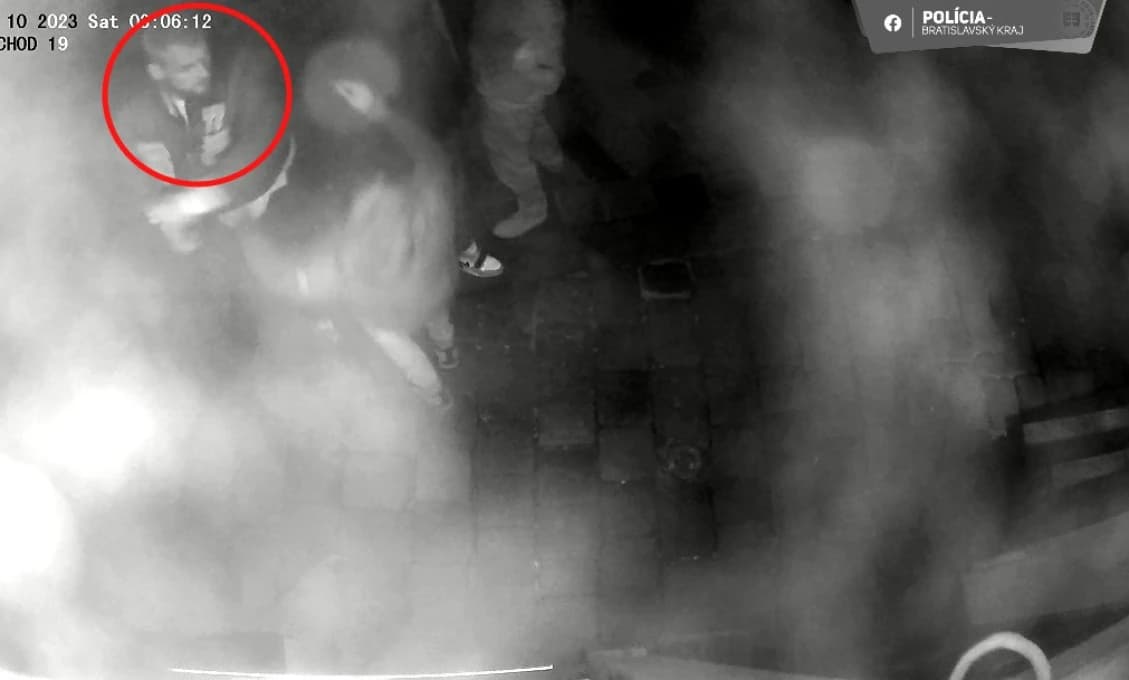 FOTO Poznáte tohto nebezpečného ÚTOČNÍKA? Za jeho dolapenie je odmena 5000 eur