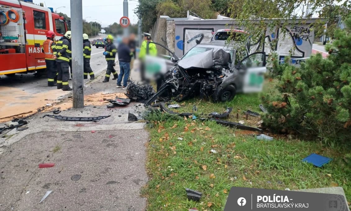 MIMORIADNE: Tragédia v Bratislave - MŔTVA chodkyňa, z auta zostal ŠROT!