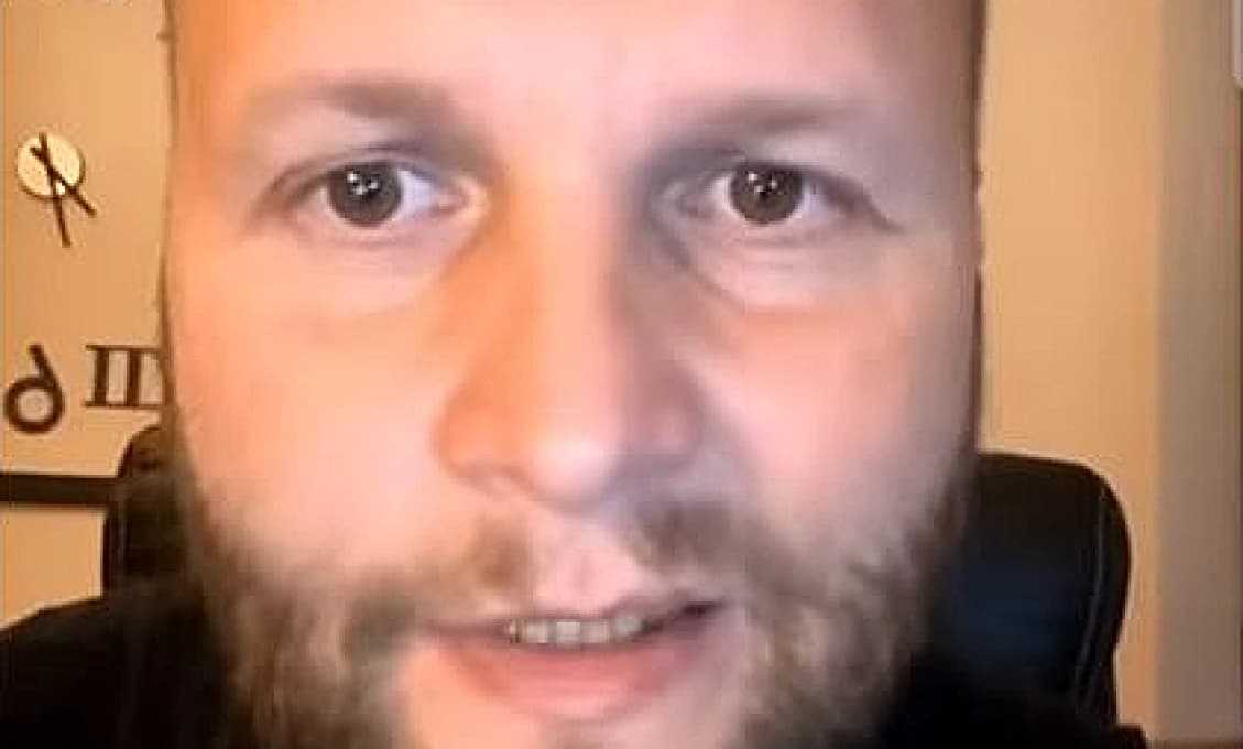 Cenzor Naď v oblečku demokrata sa teší na deň, keď vypne "grcky"