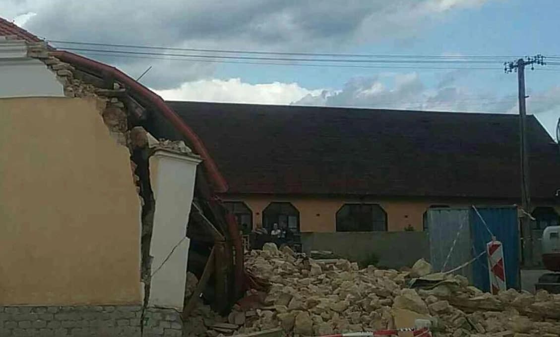 V rodinnom dome sa zrútila strecha! Zasypala dve osoby