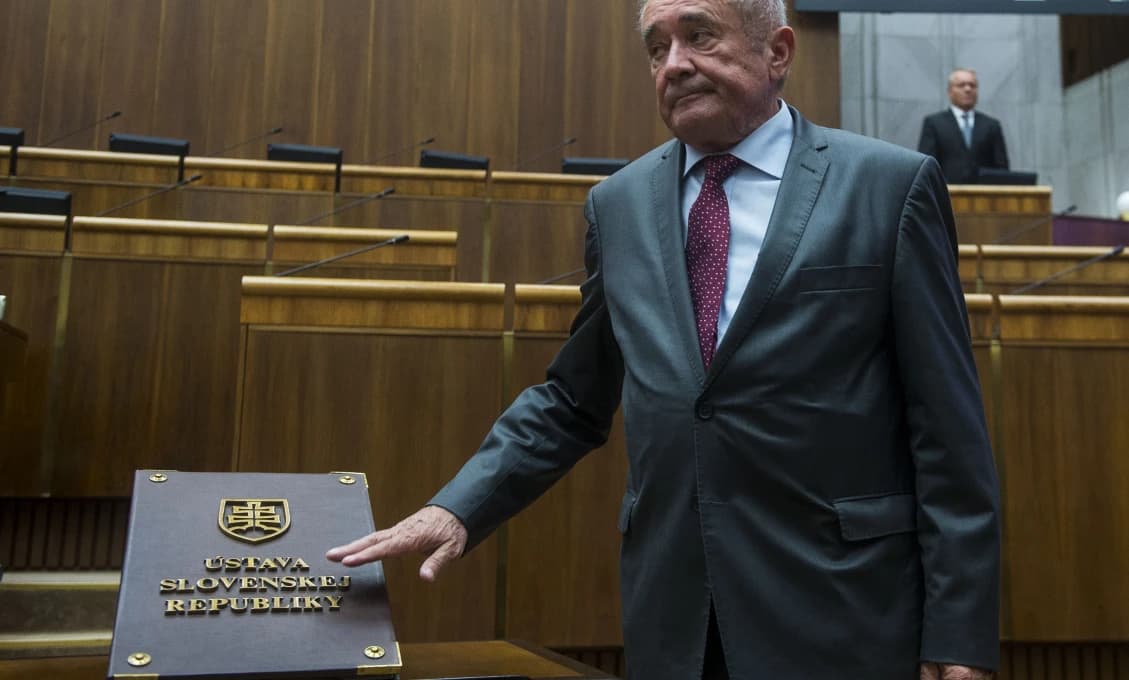 AKTUÁLNE Poslanec Smeru Muňko prechádza do klubu SNS, aby ho zachránil