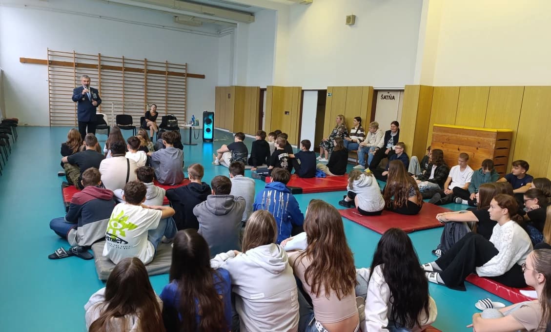 "Sú prednášky o mieri hrybridnou hrozbou?," pýtajú sa Ženy v sukni