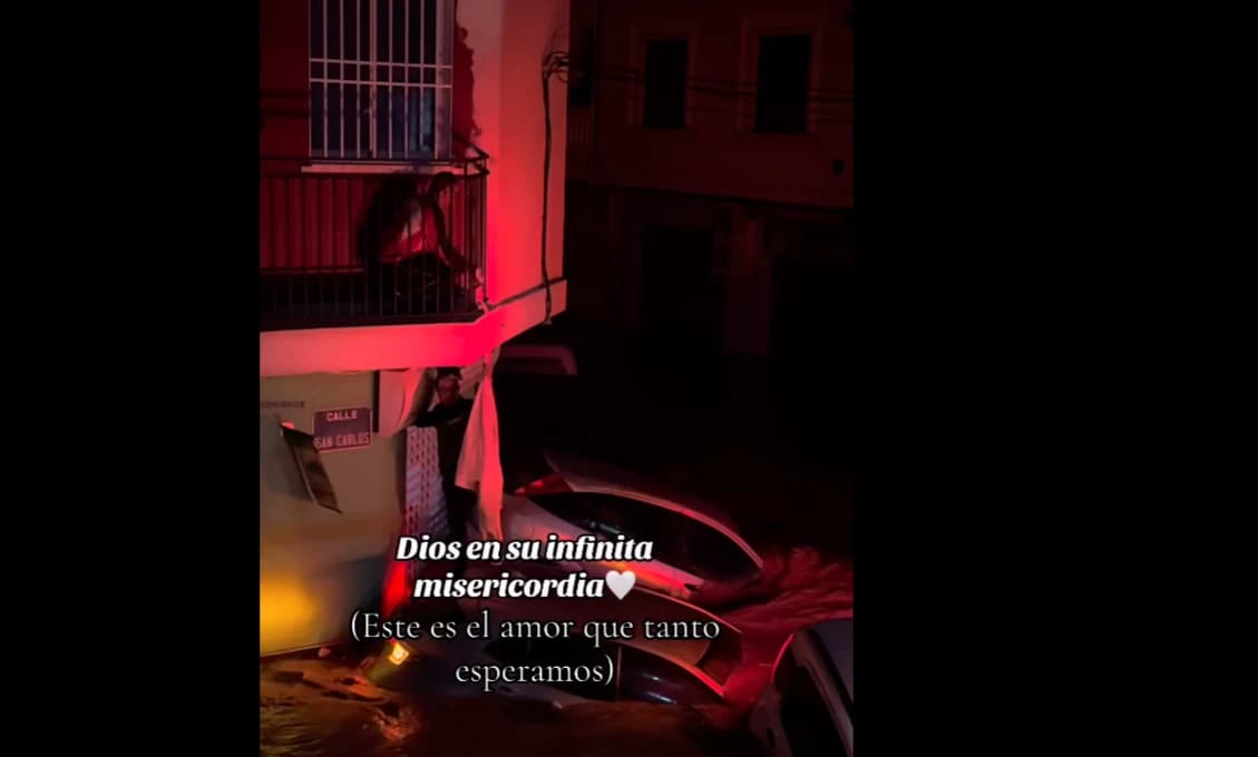 VIDEO ako z akčného filmu! Obyvatelia domu zachránili muža pred smrtiacou povodňovou vlnou