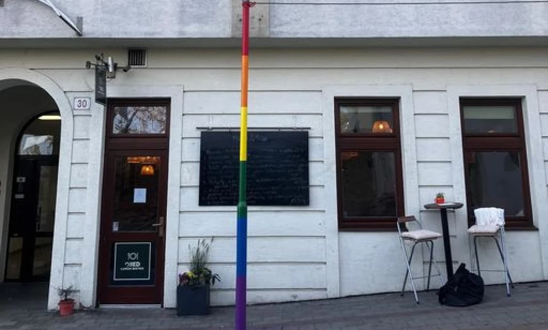 Trápenie aktivistov s jednou lampou. Ktosi im ju premaľoval