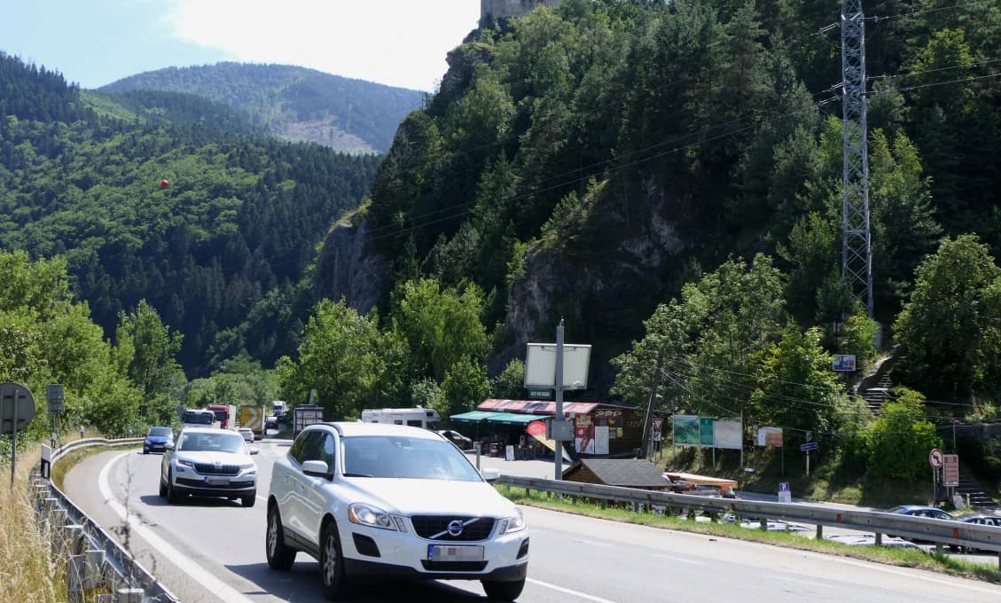 Motoristi POZOR! Pri Strečne sa tvoria rozsiahle kolóny