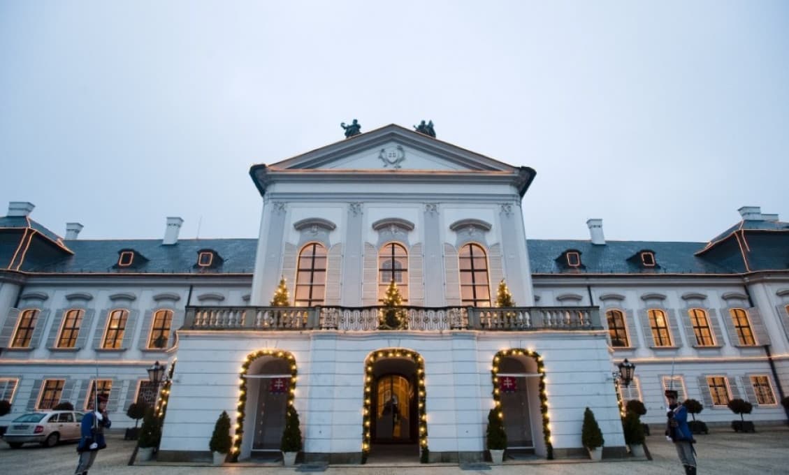 Nádvorie Prezidentského paláca bude zdobiť 12-metrový smrek