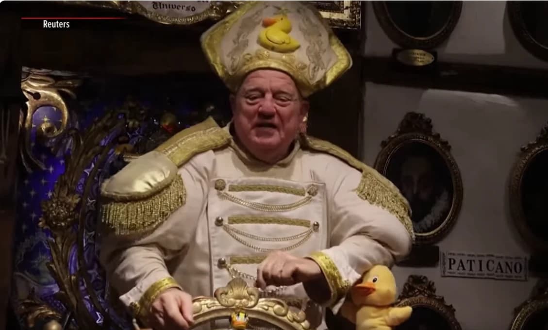 Kazateľ s gumenou kačičkou "pobláznil" svet
