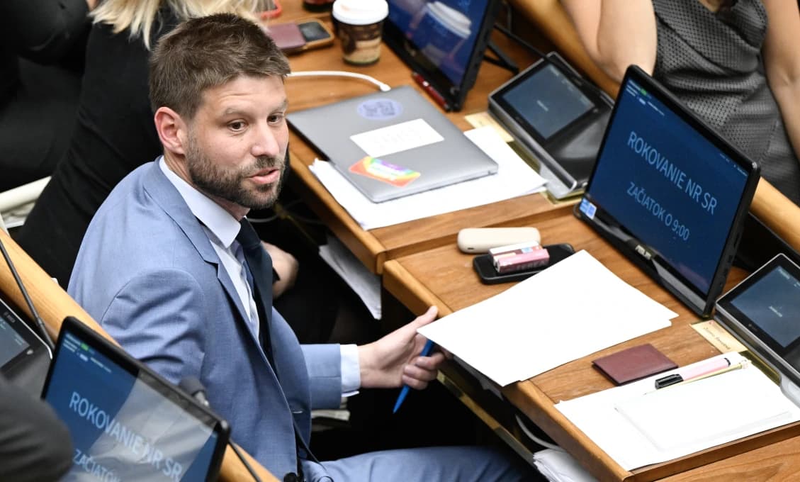 Hlas ľudu: Miškova pohodička a bilbordy s Cucaj Prštekom, ako si na Formule čiluje