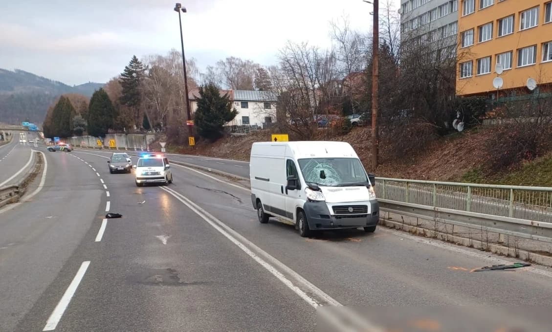 AKTUÁLNE FOTO: Tragická nehoda v meste! Dodávka zrazila chodca, mladý muž bojuje o život!