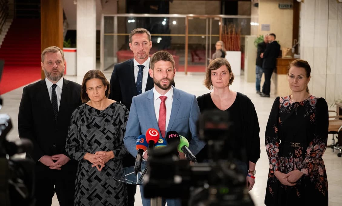 Opozícia pácha harakiri, nevyrušujme ju!
