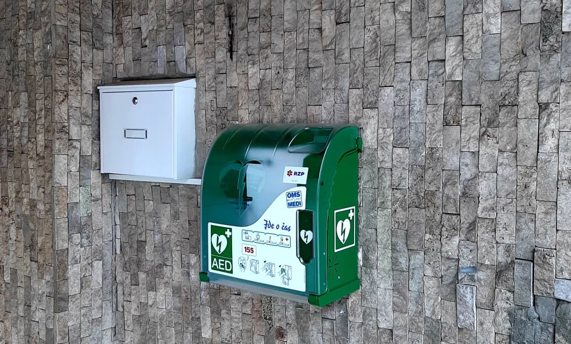 Od 1. januára musí mať obec nad 500 obyvateľov externý defibrilátor