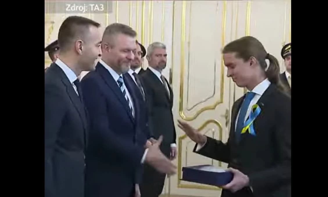 Ocenenie zobral, rukou pohrdol. Študentovo trápne divadielko u prezidenta