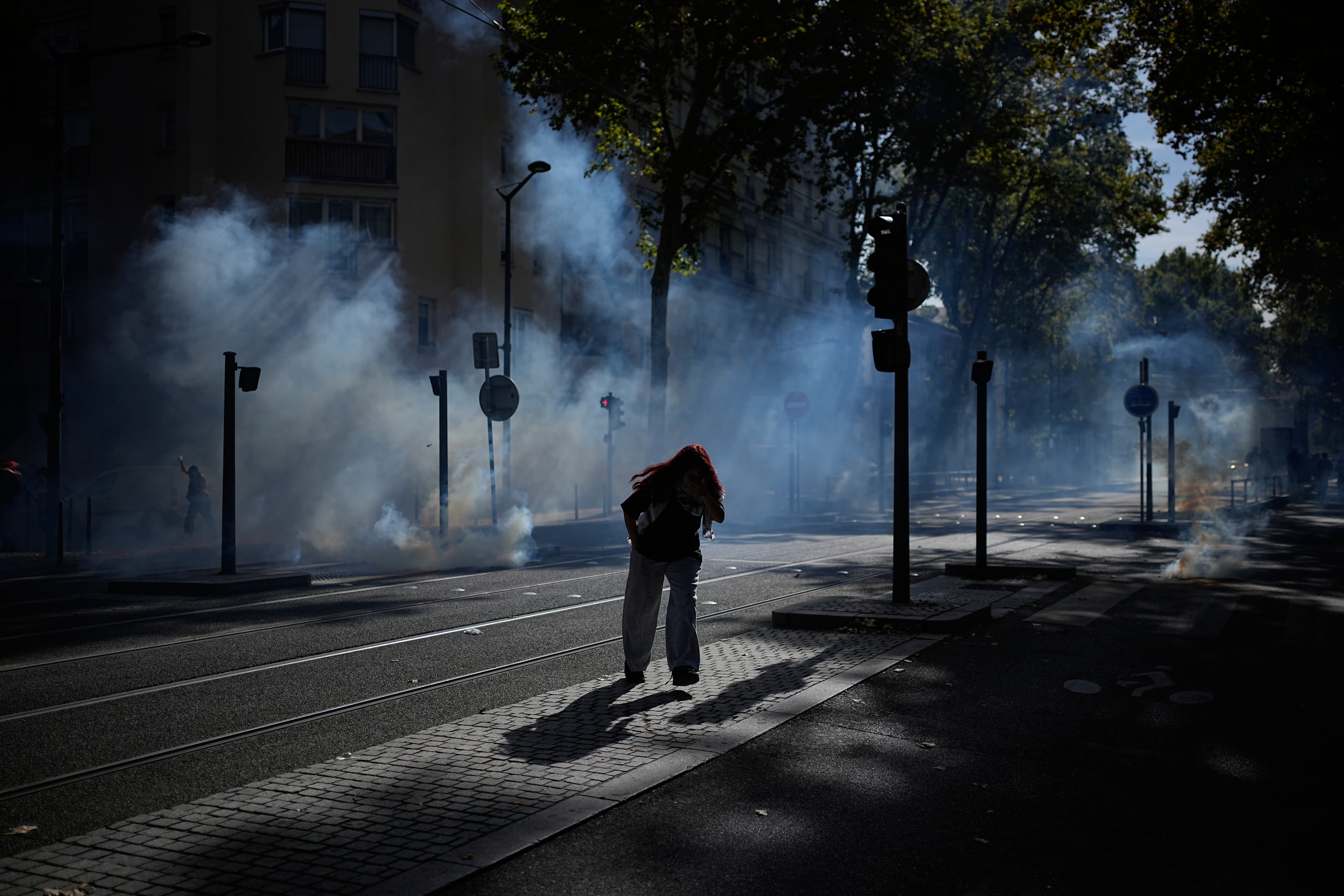 „Školské protesty“ vo Francúzsku: Bijú, vybuchujú, horia plamene – potrebné sú špeciálne jednotky
