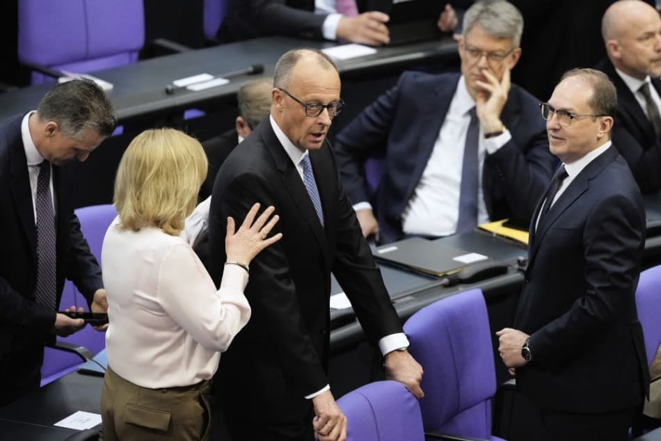 V NEMECKU JE TERAZ BOHAPUSTÝ BORDEL! Útoky, pokuty, trestné oznámenie. Z nemeckého parlamentu je po výhre AfD kabaret (VIDEO)