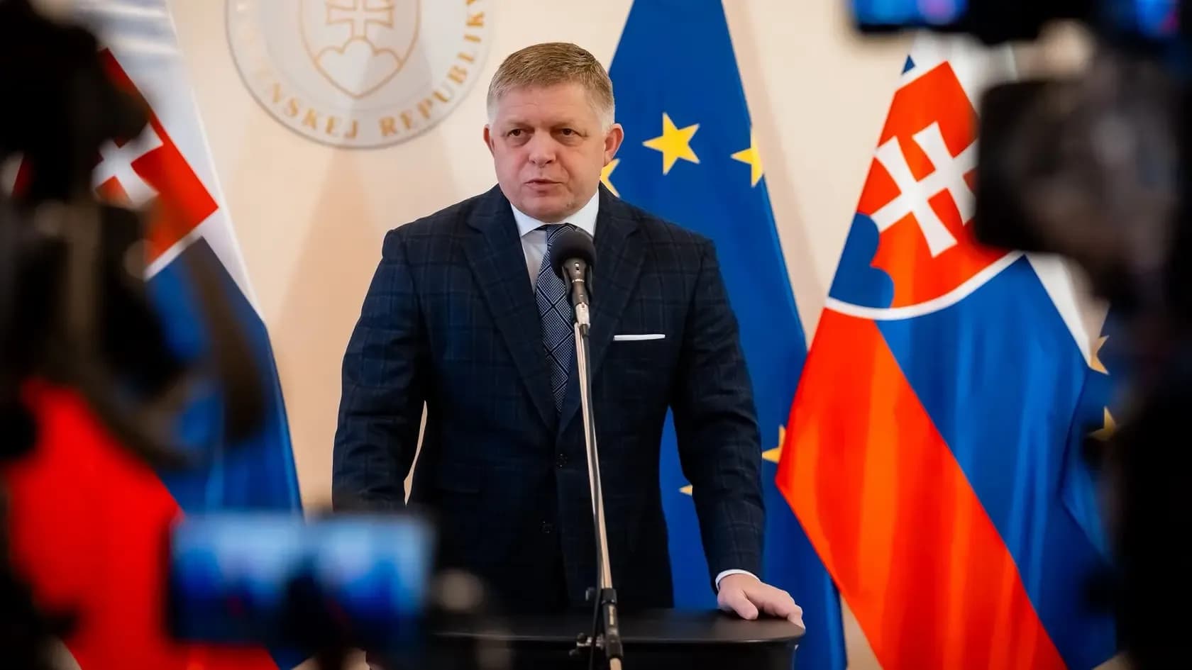 Premiér: Znížené cestovné vo vlakoch bude pokračovať aj v novembri a decembri (VIDEO)
