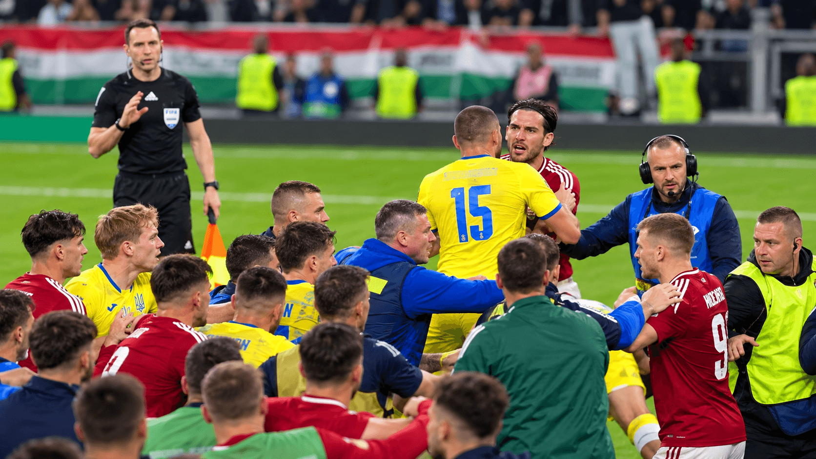 HROMADNÁ BITKA MAĎAROV S UKRAJINCAMI! "Susedské" derby skončilo riadnou melou