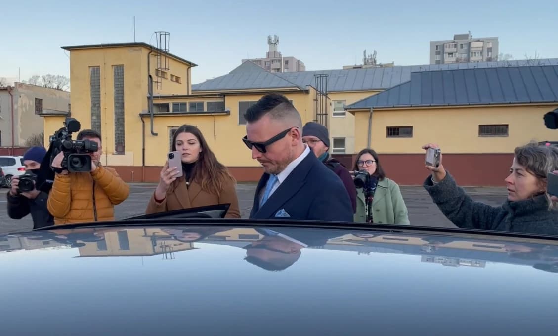 Frajer v obleku a plačúce ovce