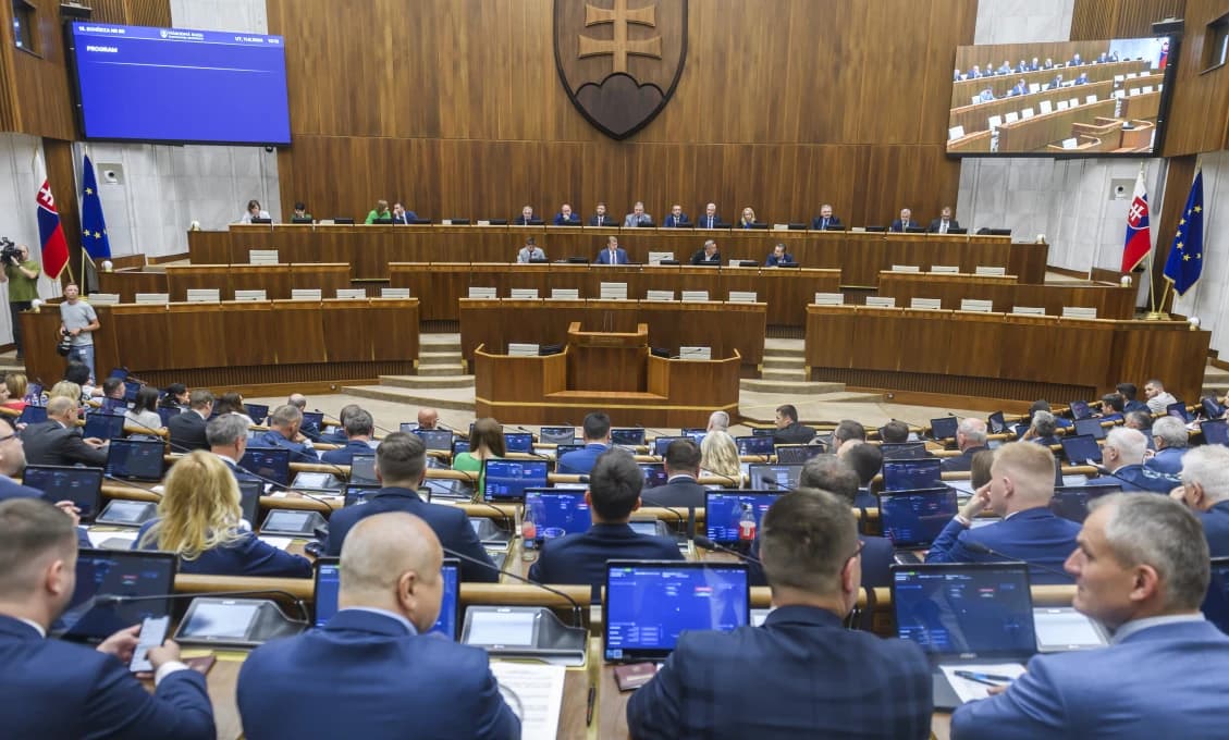 Poslanci ukončili rokovanie hlasovaním, v schôdzi budú pokračovať v stredu
