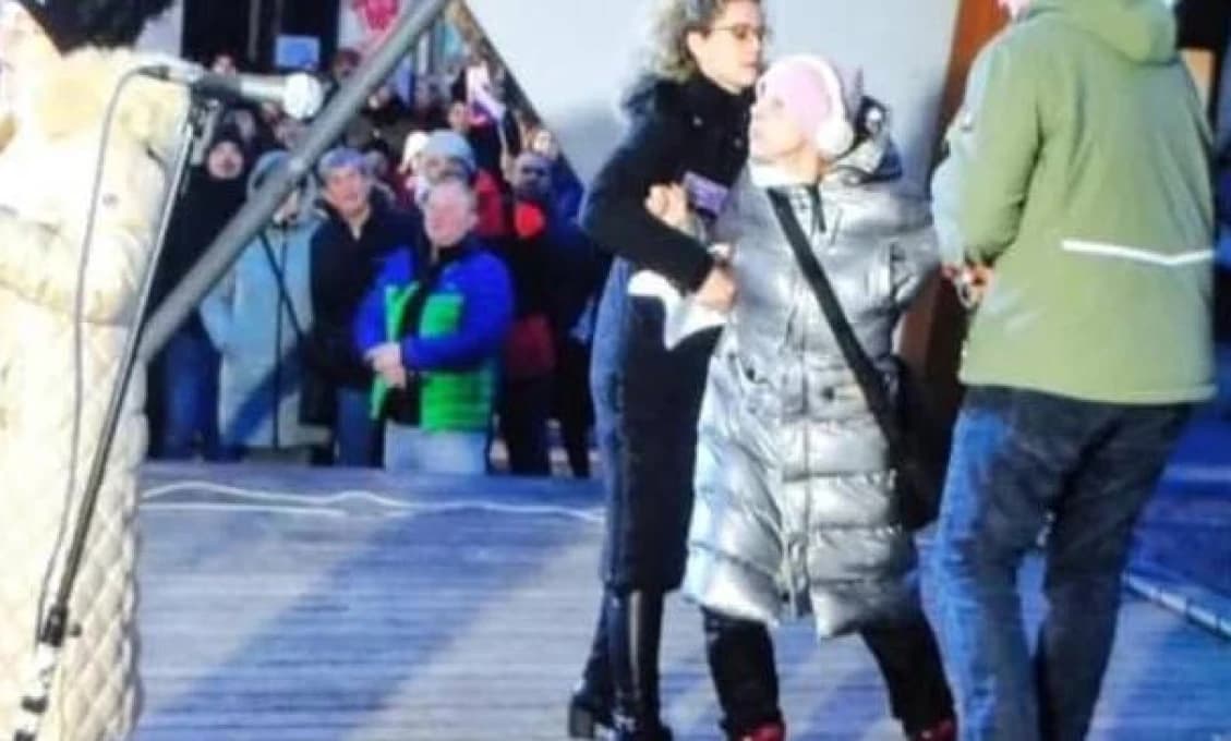 VIDEO! Herečka Ingrid Hanzelová „odvláčená“ z pódia na proteste v Trenčíne: Kde je demokracia?